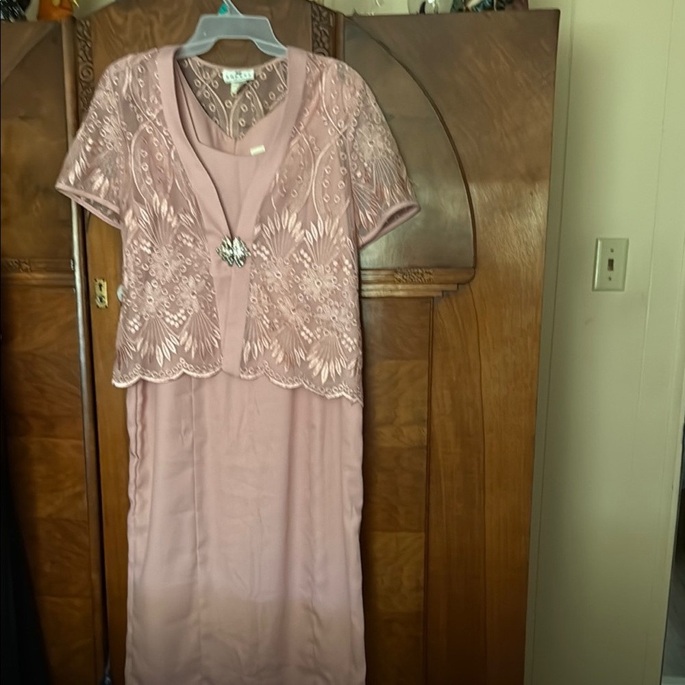 Elegant Lace Midi Dress in Pink